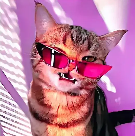 Mèo Cười ngạo mạn pha chút bí hiểm.