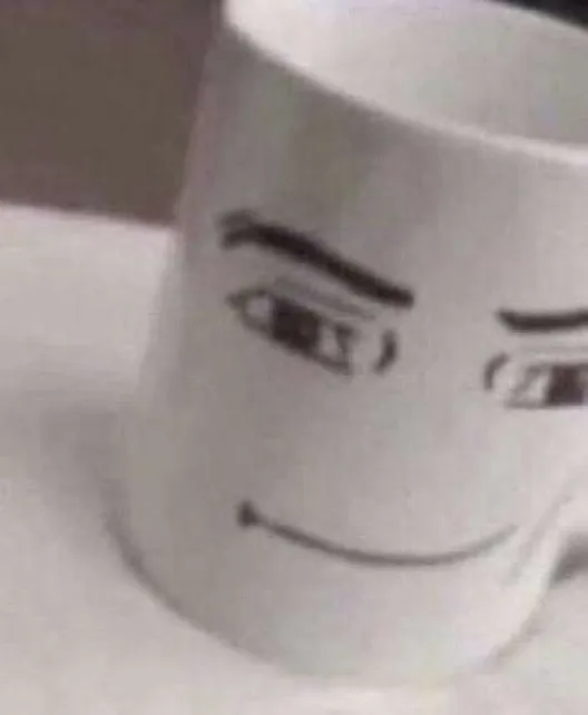 Ảnh chế cái ly với nụ cười nửa miệng