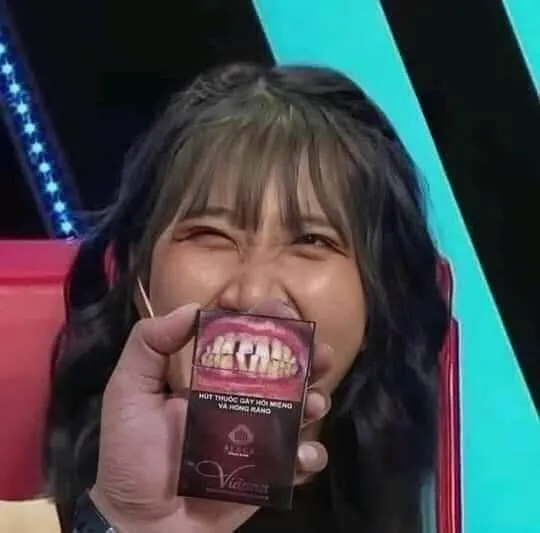 Meme nhe răng cười, ánh mắt long lanh.