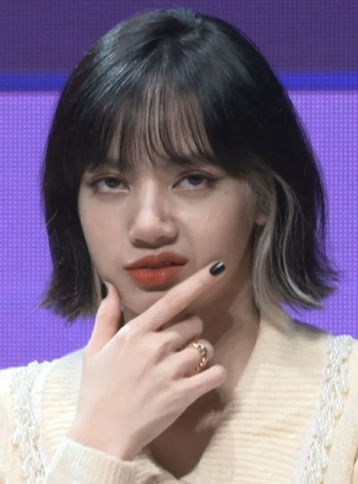 Nụ cười chua chát khiến lòng xót xa.