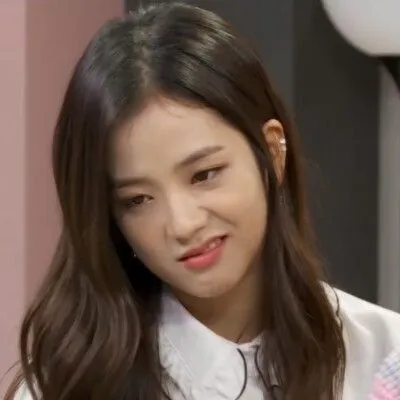 Cười giễu cợt mang vibe láu cá.