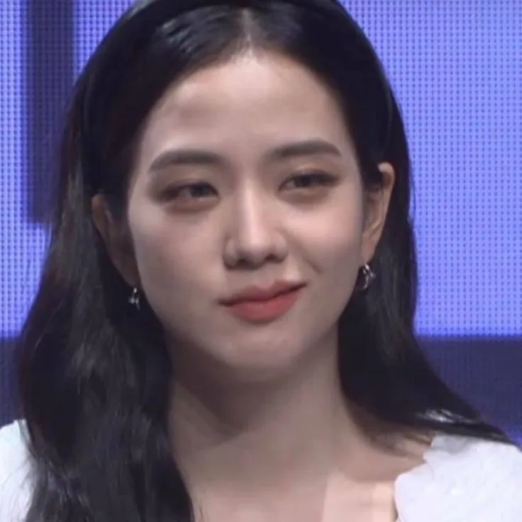 Cười châm chọc nhẹ nhưng cực thấm.