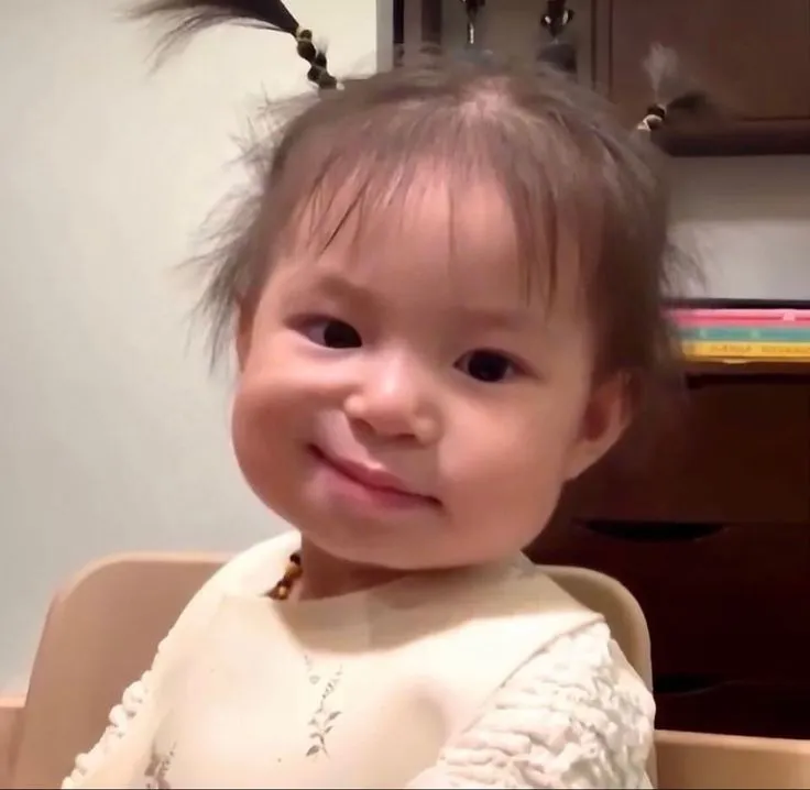 Nụ cười giễu cợt tinh quái nhưng hài.