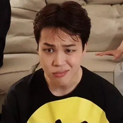 Biểu cảm cười đểu đầy khinh bỉ.