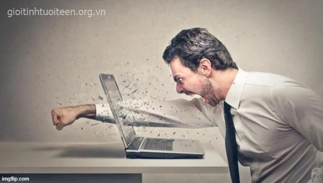 Ảnh hài đấm vỡ màn hình máy tính