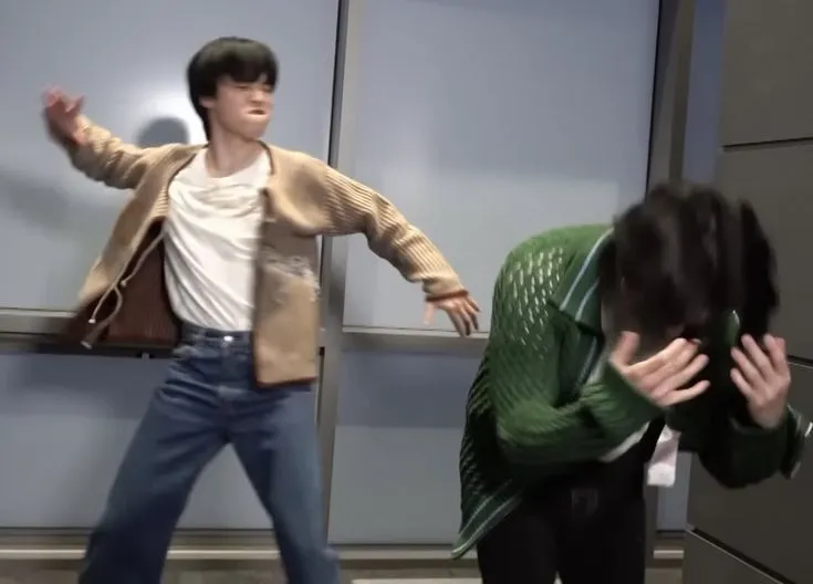 Khoảnh khắc đánh lưng mạnh, nhìn kịch tính buồn cười.