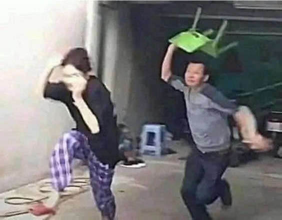 Hình cầm ghế phang vào lưng siêu lầy