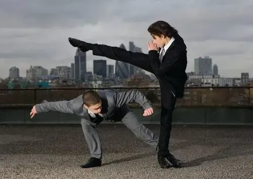 Ảnh hài đánh nhau nhìn nghiêm túc mà lại buồn cười bất ngờ