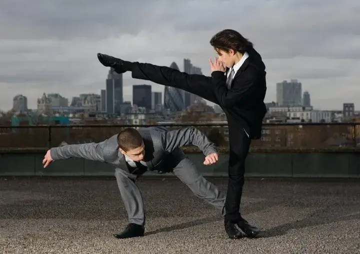 Hình đánh nhau tư thế như đang nhảy múa.