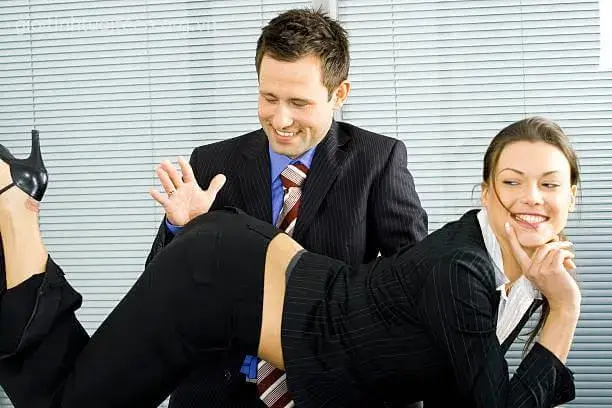 Meme đánh mông giả vờ nhưng nhìn rất hài.