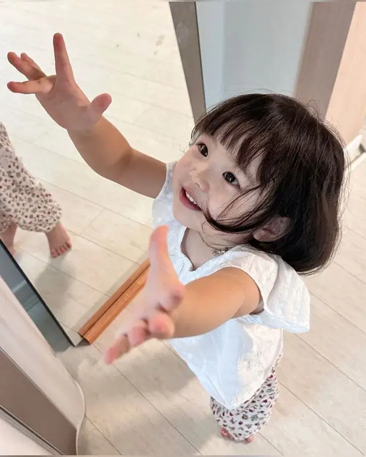 Hình dang tay đòi ôm ngọt ngào