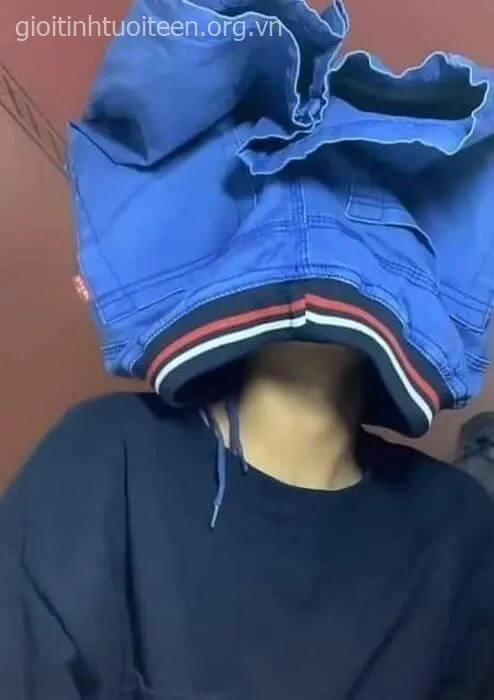 Gương mặt choáng váng khi quê nhục phải đội quần lên đầu