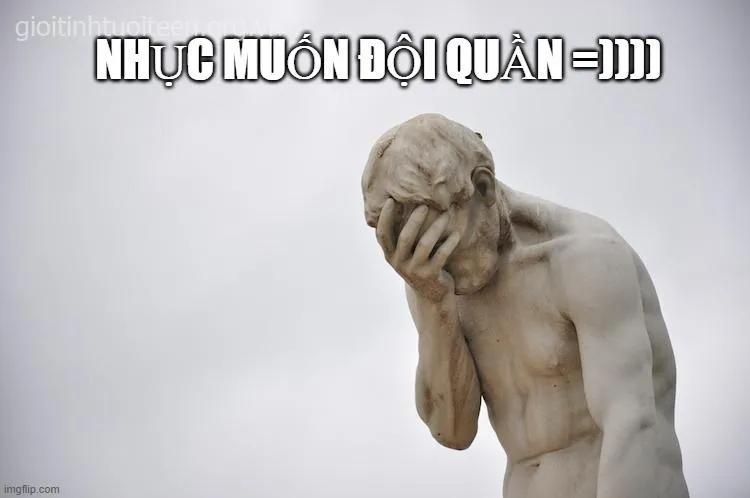 Hình ảnh thú vị khi nhân vật buồn bã đội quần lạc lõng