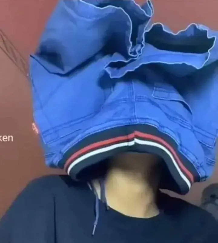 Biểu cảm run rẩy, xấu hổ trong hình chế đội quần bá đạo