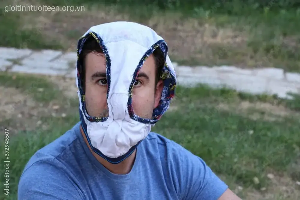 Biểu cảm giận dỗi nhưng phải đội quần che đi xấu hổ