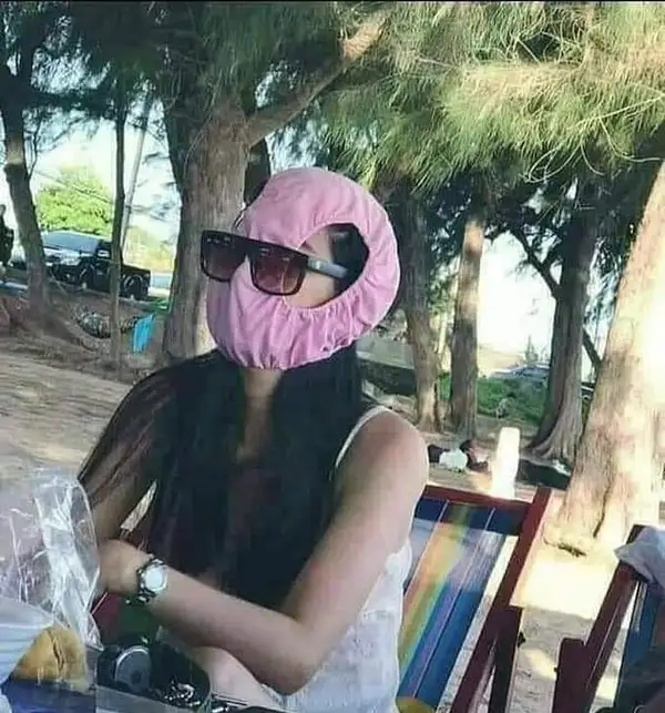 Meme đội quần biểu cảm bối rối, ánh mắt cực ngượng ngùng