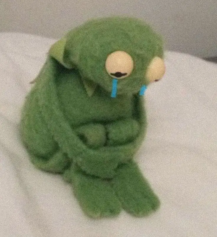 Con ếch xanh buồn bã, biểu cảm như muốn gục ngã.