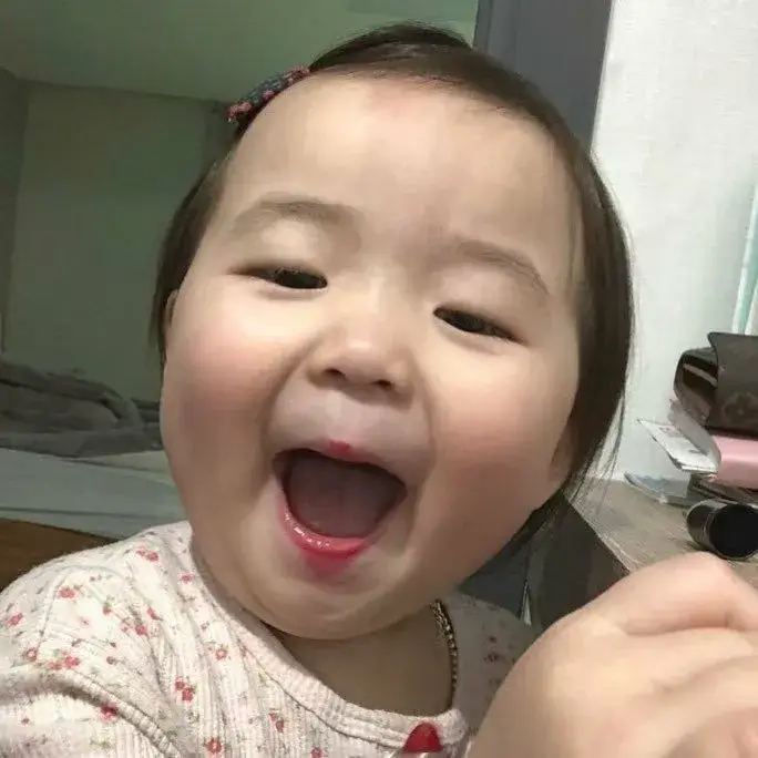 Nét mặt bé con cười duyên dáng cực đáng yêu.