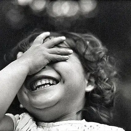 Meme con nít cười hồn nhiên nhìn đáng yêu.