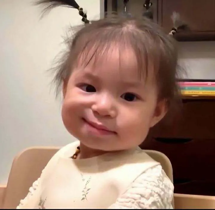 Meme nhóc tỳ cười rạng rỡ cực nổi bật.