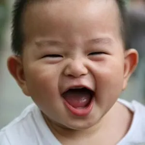Meme em bé cười siêu dễ thương và đáng yêu.