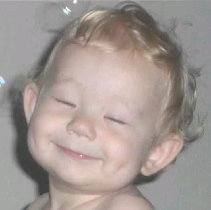 Biểu cảm bé con cười láu cá nhìn mê.