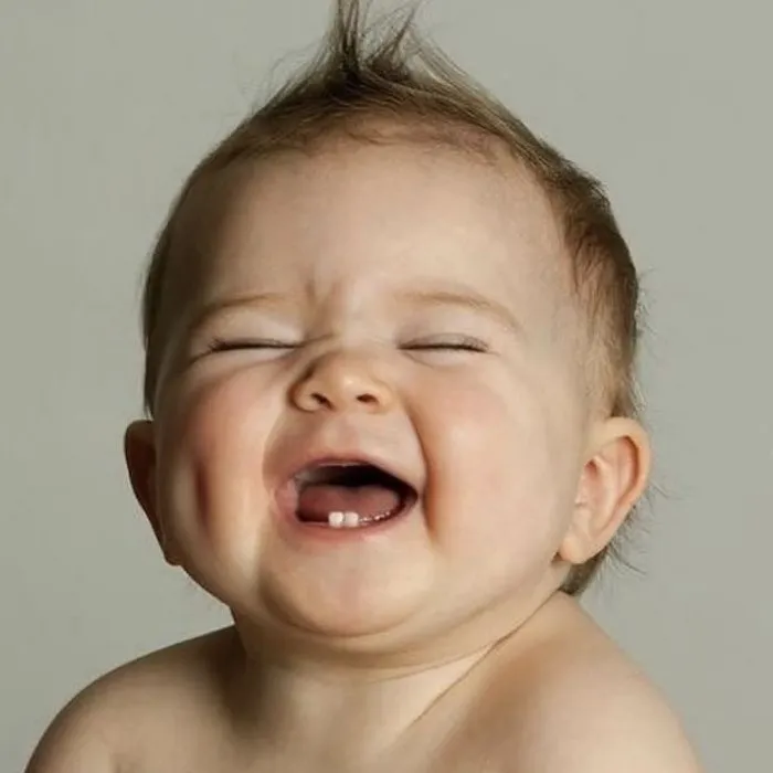 Gương mặt thằng cu cười cực bá đạo.