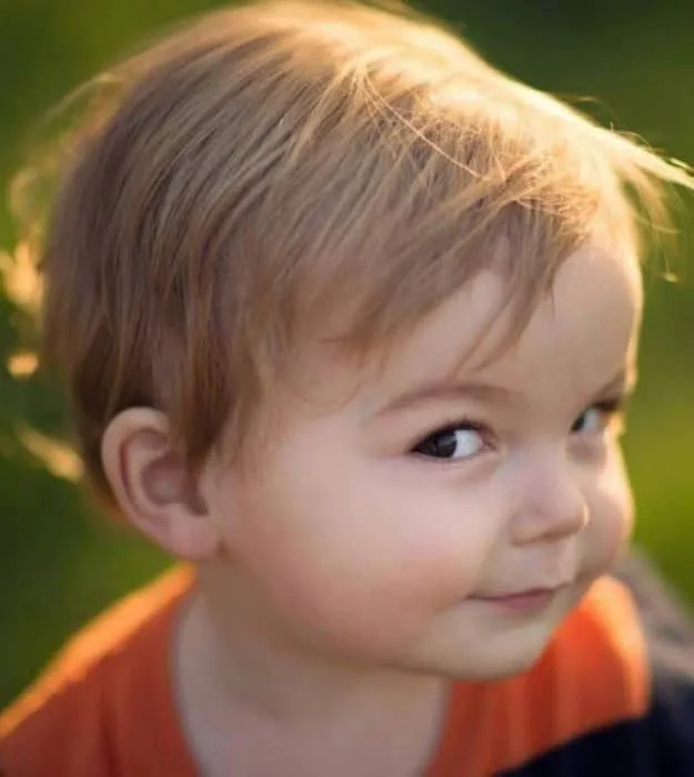 Meme bé nhỏ cười dí dỏm nhìn cực yêu.