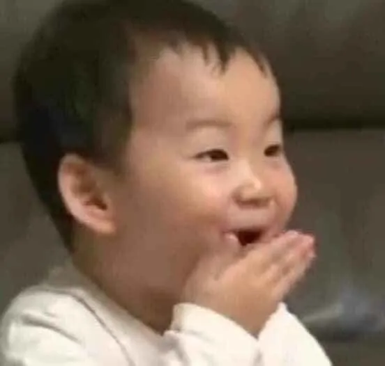 Meme bé trai cười vô tư cực dễ mến.