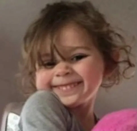 Biểu cảm nhóc tỳ cười lém lỉnh cực vui.