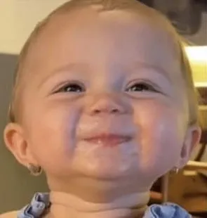 Biểu cảm con nít cười dí dỏm siêu lầy.