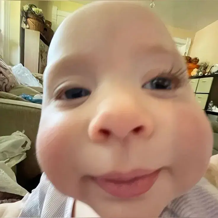 Biểu cảm đứa trẻ cười cực trong sáng.