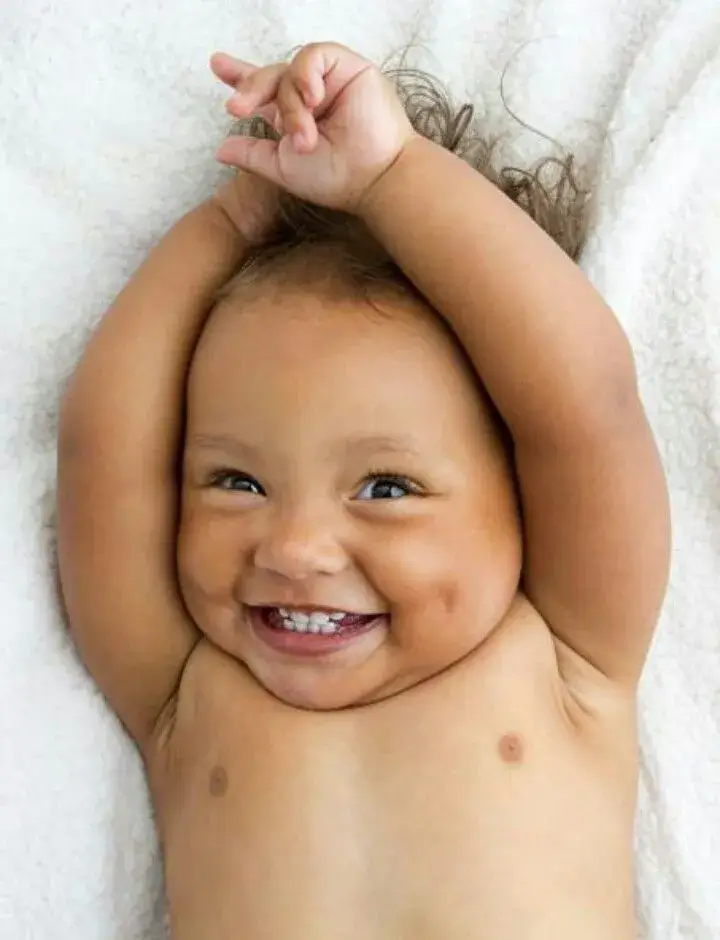 Khuôn mặt thằng cu cười ngộ nghĩnh cực yêu.