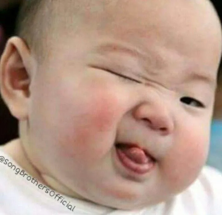 Meme nhóc con cười sáng rỡ cực dễ thương.