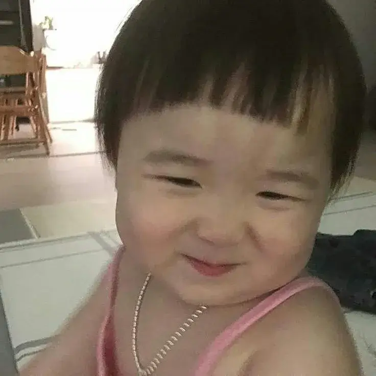 Biểu cảm trẻ em cười duyên dáng khó quên.