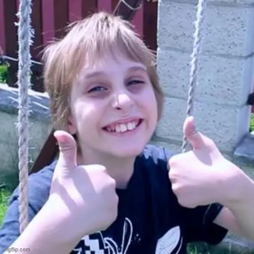 Meme oke cute với động tác giơ ngón tay cái