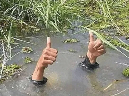 Biểu cảm dễ thương kèm động tác giơ ngón tay cái