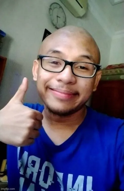 Biểu cảm vui nhộn kèm ngón tay cái cực ngầu