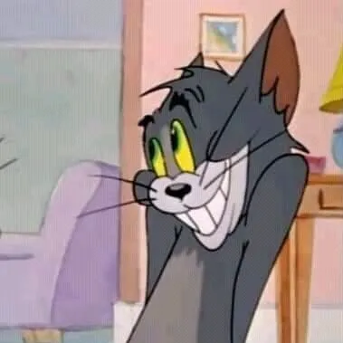 Ánh mắt căng thẳng gắn liền với nụ cười gượng gạo