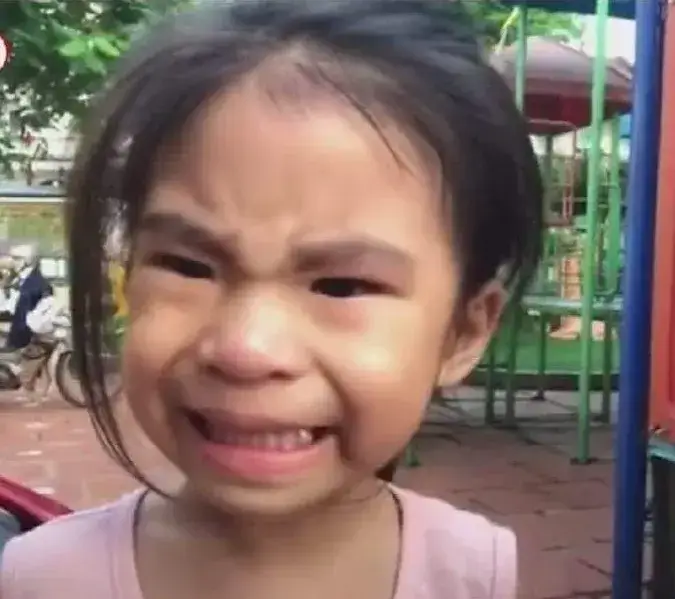 Khuôn mặt bối rối đi kèm nụ cười không tự nhiên