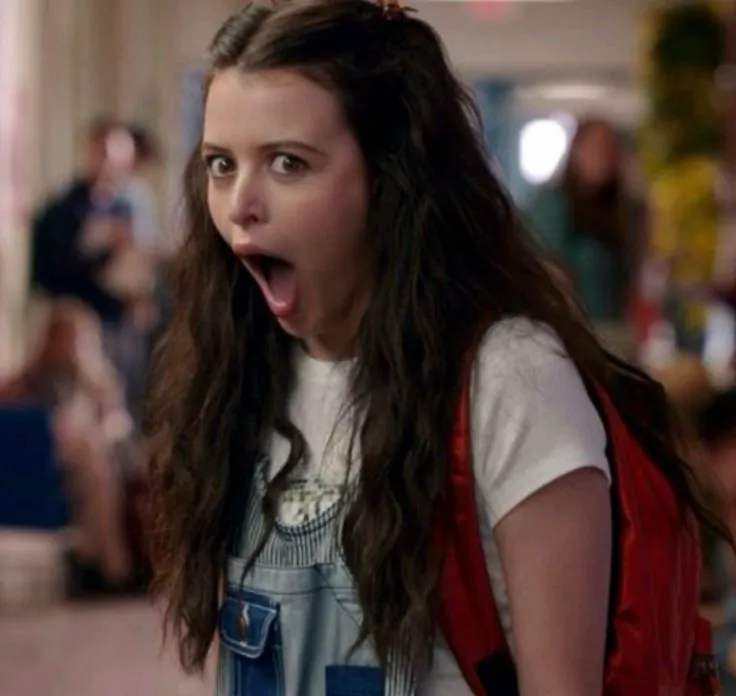 Meme cô gái há mồm kinh ngạc, gương mặt đỏ bừng buồn