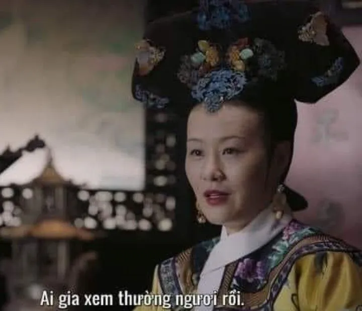 Meme troll thái hậu trao ánh mắt uy quyền
