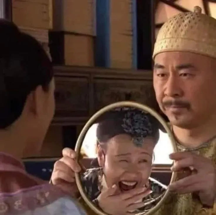 Hình chế hoàng hậu giơ quạt che mặt