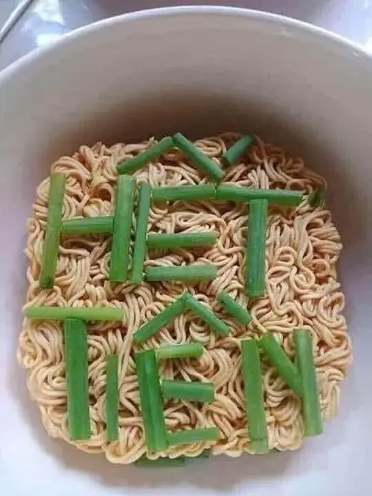 Hết tiền ăn uống cười trừ cho qua