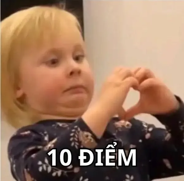 Bé gái giơ tay hình trái tim khen 10 điểm