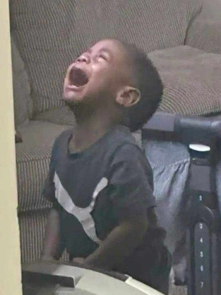 Meme khóc không thành tiếng nhưng ánh mắt vô cùng bi ai.