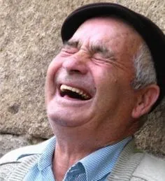 Meme hài khoảnh khắc cười rạng rỡ nhưng mắt rưng rưng.