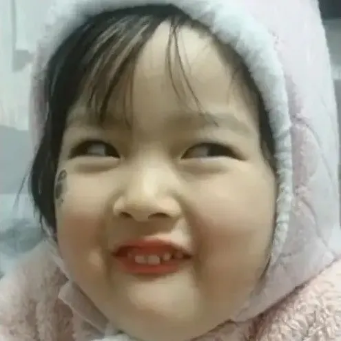 Meme em bé e thẹn dễ thương nhìn cực thú vị