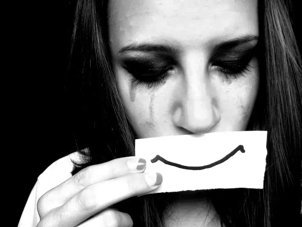Giả vờ ổn nhưng lòng tan nát – meme khóc cười kinh điển