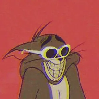 Meme mèo Tom cười nhe hàm răng, nhìn ngớ ngẩn dễ thương.